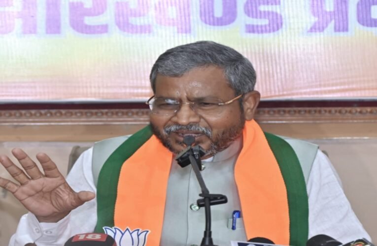 झारखंड में 1951 में आदिवासी आबादी 35.38 % मुस्लिम आबादी 8.9 % लेकिन 2011 में आदिवासी 26.20% और मुस्लिम 14.53 % हो गयी हिन्दू भी 87% से 81% हो गया तो आखिर मुस्लिम आबादी कैसे बढ़ गई क्या यह बांग्लादेशी घुसपैठिए नहीं : बाबूलाल मरांडी…