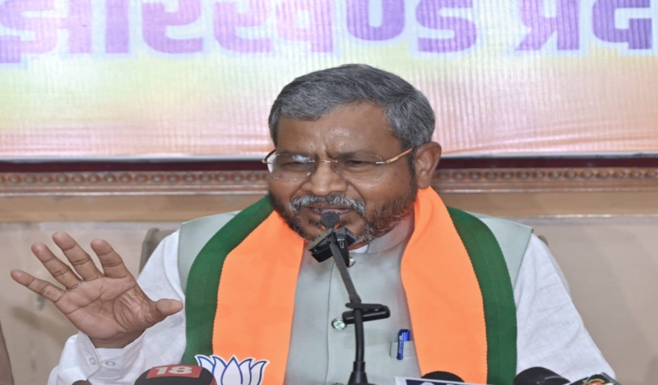 झारखंड में 1951 में आदिवासी आबादी 35.38 % मुस्लिम आबादी 8.9 % लेकिन 2011 में आदिवासी 26.20% और मुस्लिम 14.53 % हो गयी हिन्दू भी 87% से 81% हो गया तो आखिर मुस्लिम आबादी कैसे बढ़ गई क्या यह बांग्लादेशी घुसपैठिए नहीं : बाबूलाल मरांडी... 6 20250827 184839