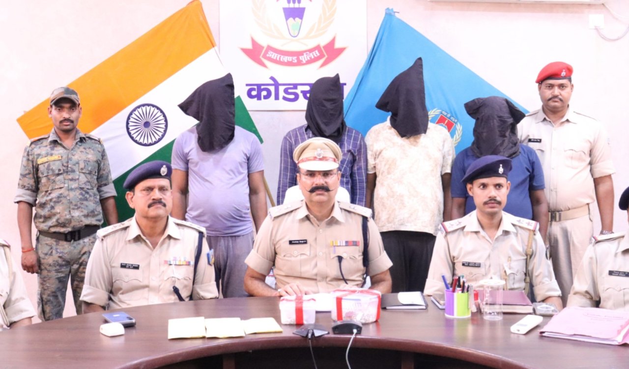 कोडरमा पुलिस की बड़ी कामयाबी: जयनगर डकैती मामले में 4 अंतराज्यीय अपराधी गिरफ्तार, लूटा गया सोना-चांदी बरामद 6 20250828 074337