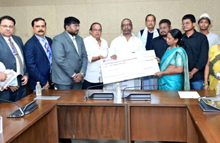 झारखंड सरकार ने दिवंगत कर्मियों के परिजनों को सौंपा 1-1 करोड़ रुपये का चेक