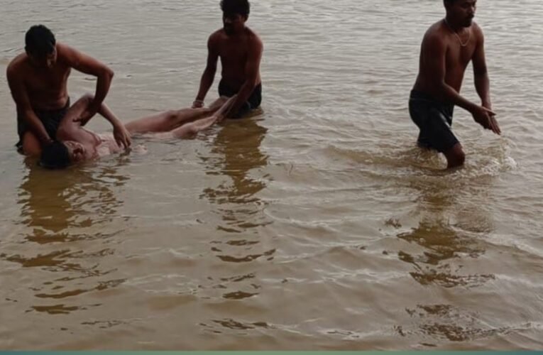 मयूराक्षी नदी में नहाने गए चार दोस्त डूबे, एक का शव बरामद, तीन की तलाश जारी