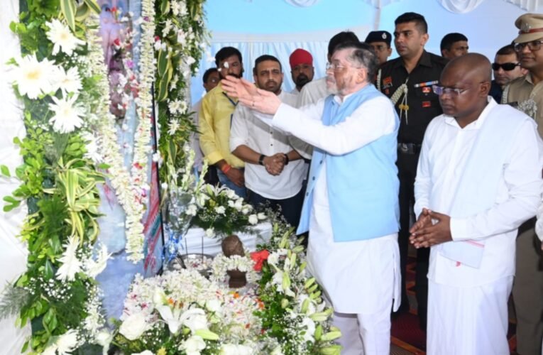 राज्यपाल संतोष कुमार गंगवार ने पूर्व मंत्री रामदास सोरेन को दी श्रद्धांजलि