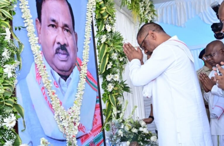 मुख्यमंत्री हेमन्त सोरेन ने स्व. रामदास सोरेन को दी भावपूर्ण श्रद्धांजलि, शोक संतप्त परिजनों से की मुलाकात