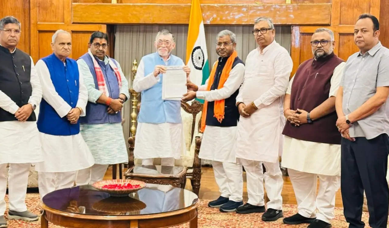भाजपा ने राज्यपाल से की मुलाकात: सूर्या हांसदा एनकाउंटर की सीबीआई जांच और नगड़ी में रिम्स टू निर्माण पर रोक की मांग 20250829_192224