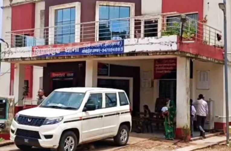 लातेहार में डबल मर्डर: पति ने की पत्नी और मासूम बेटे की निर्मम हत्या, फरार