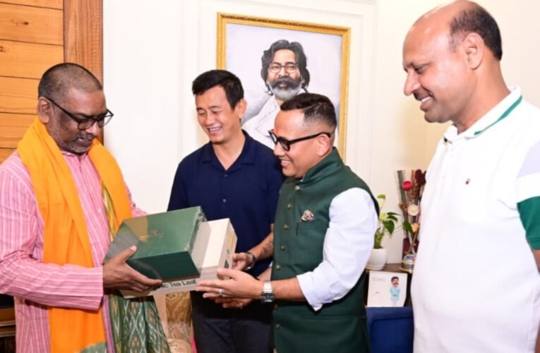 झारखंड में फुटबॉल के विकास पर मुख्यमंत्री हेमन्त सोरेन और वाइचुंग भूटिया के बीच चर्चा