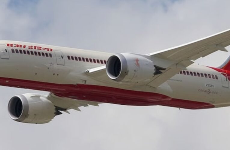 दिल्ली-इंदौर उड़ान में खराबी: एयर इंडिया का विमान इंजन में आग के संकेत के बाद लौटा