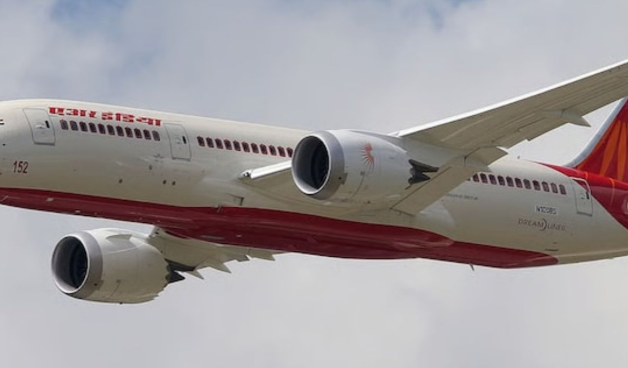 दिल्ली-इंदौर उड़ान में खराबी: एयर इंडिया का विमान इंजन में आग के संकेत के बाद लौटा 7 20250831 104435