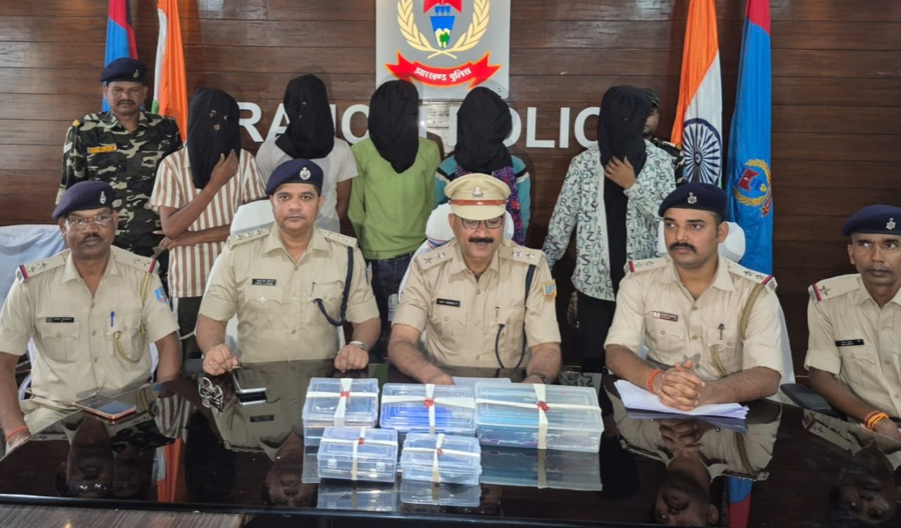 रांची पुलिस की बड़ी कामयाबी: मोबाइल छिनतई गिरोह का भंडाफोड़, 5 गिरफ्तार, 24 मोबाइल बरामद 7 20250831 214955