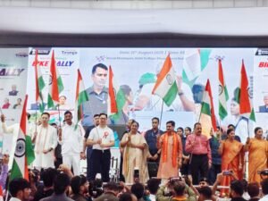 हर घर तिरंगा अभियान के तहत नई दिल्ली में भव्य तिरंगा बाइक रैली, हजारों लोग हुए शामिल। 4 Under the Har Ghar Tricolor campaign, a grand tricolor bike rally was held in New Delhi, thousands of people participated.