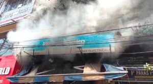 जमशेदपुर: गौरव इलेक्ट्रॉनिक दुकान में शॉर्ट सर्किट से लगी आग, लाखों का सामान जलकर राख 5 Screenshot 20250810 144603