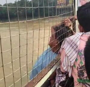 जमशेदपुर: मानगो पुल पर टली बड़ी अनहोनी, राहगीरों के साहस ने बचाई युवक की जान 12 Screenshot 20250811 122303