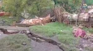 धनबाद में भू-धंसान: रात में सोते वक्त घर जमीन में समाया, परिवार ने कड़ी मशक्कत से बचाई जान 6 Screenshot 20250818 132206