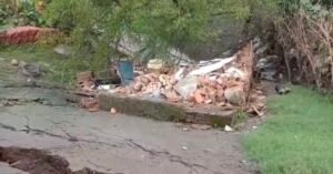 धनबाद में भू-धंसान: रात में सोते वक्त घर जमीन में समाया, परिवार ने कड़ी मशक्कत से बचाई जान 5 Screenshot 20250818 132308