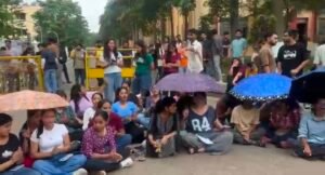 बीआइटी मेसरा में एमबीए छात्रा से छेड़छाड़ और ब्लेड से हमला, क्या कैंपस के अंदर भी सुरक्षित नहीं लड़कियां ? कैंपस में छात्रों का उग्र प्रदर्शन 13 Screenshot 20250821 163532