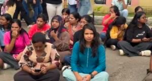 बीआइटी मेसरा में एमबीए छात्रा से छेड़छाड़ और ब्लेड से हमला, क्या कैंपस के अंदर भी सुरक्षित नहीं लड़कियां ? कैंपस में छात्रों का उग्र प्रदर्शन 12 Screenshot 20250821 163647