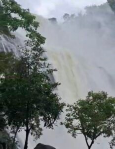 अगर आप रांची के खूबसूरत जलप्रपातों को देखना और वहां घूमना चाहते हैं तो अभी हो जाए सतर्क क्योंकि जलप्रपातों उफान पर , पर्यटकों की छोटी सी भूल बन सकती है पर एक खतरे की निशानी... 5 Screenshot 20250824 115925