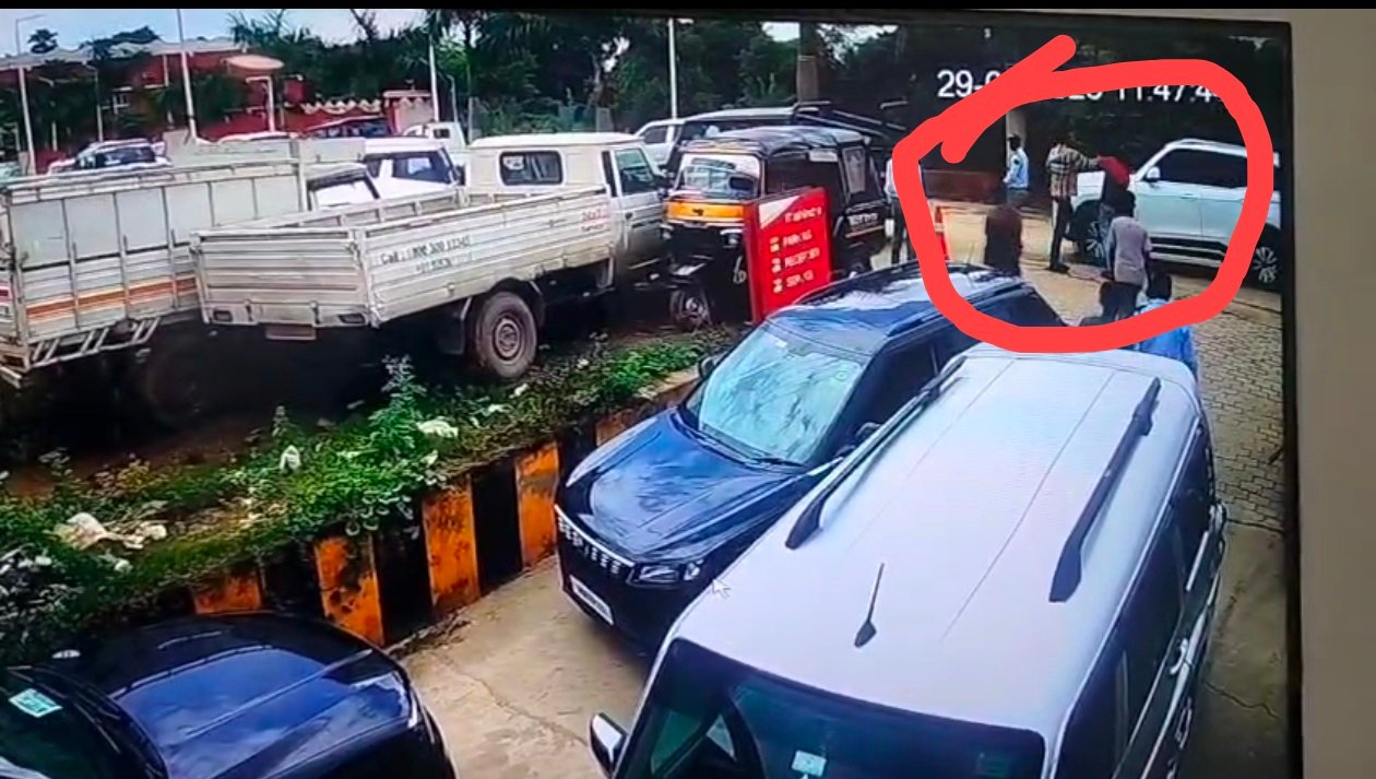 जमशेदपुर में RJD जिला अध्यक्ष शंभू चौधरी की दबंगई, सर्विस सेंटर कर्मचारियों से मारपीट, पुलिस कार्रवाई की तैयारी 4 Screenshot 20250830 181155