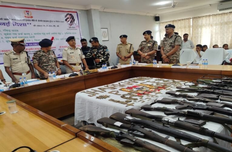 लातेहार पुलिस की बड़ी कामयाबी: JJMP का चैप्टर क्लोज, 9 नक्सलियों ने किया आत्मसमर्पण, 5 पर 23 लाख का इनाम