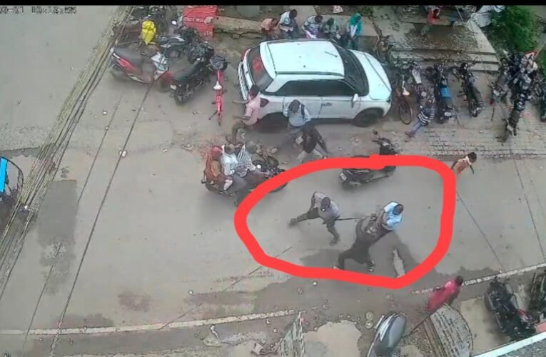 चाईबासा में दिनदहाड़े 5 लाख की लूट, सीसीटीवी में कैद हुई वारदात..देखे वीडियो..