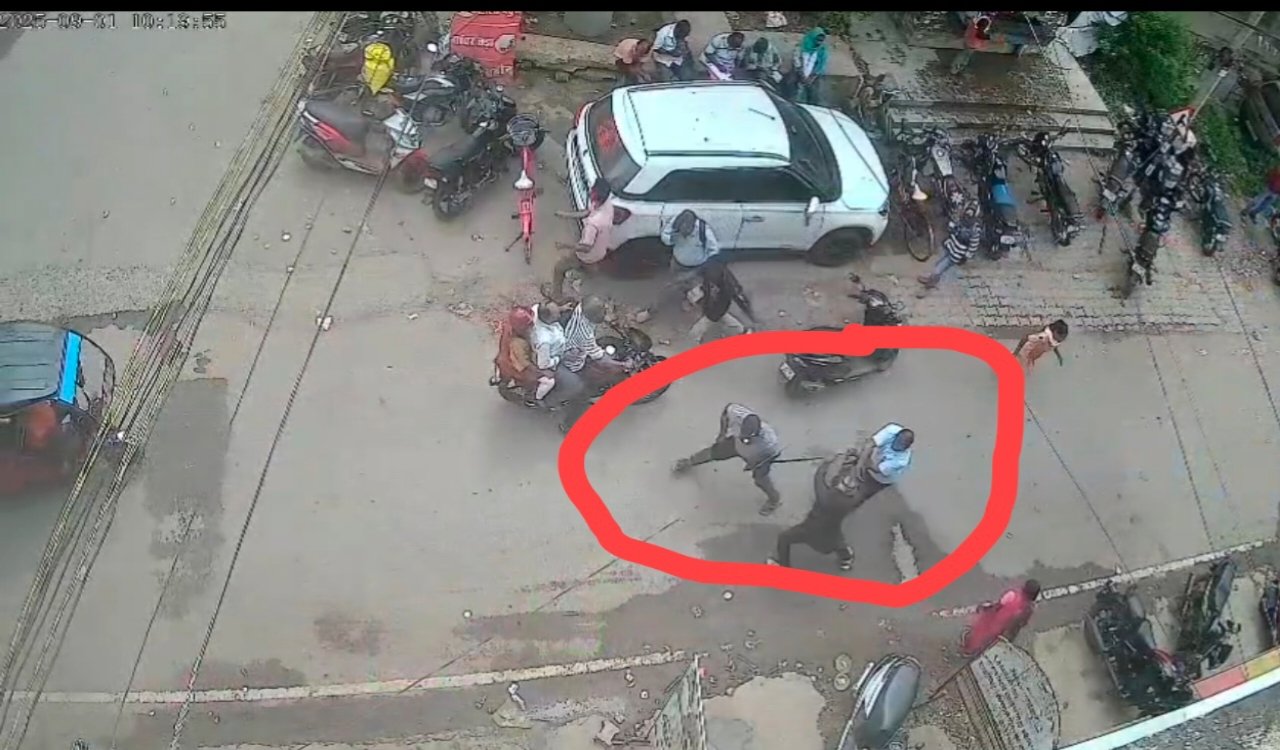 चाईबासा में दिनदहाड़े 5 लाख की लूट, सीसीटीवी में कैद हुई वारदात..देखे वीडियो.. 1 20250901 133948