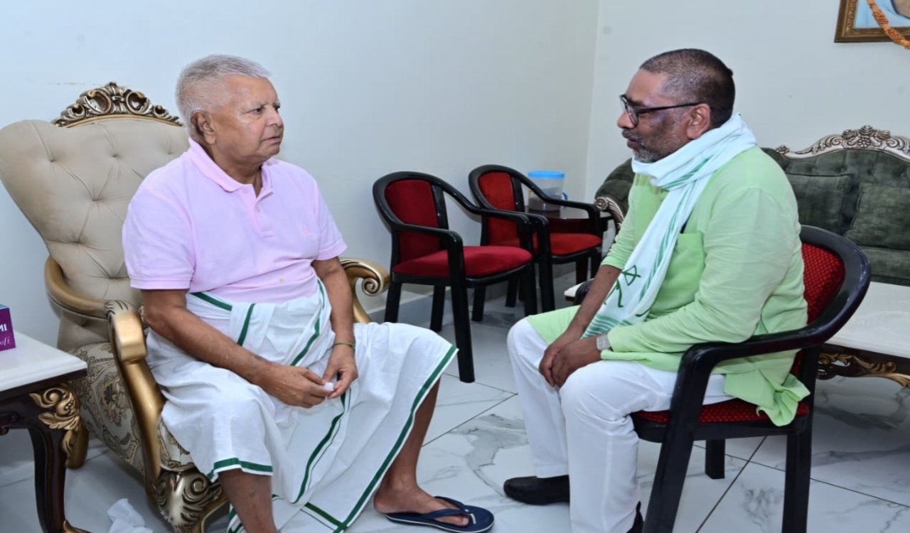 पटना: मुख्यमंत्री हेमंत सोरेन ने की लालू प्रसाद यादव से मुलाकात, सामाजिक न्याय और क्षेत्रीय विकास पर हुई चर्चा 4 20250901 183318