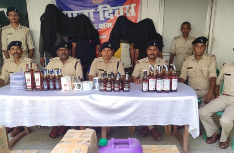 चतरा पुलिस ने अवैध विदेशी शराब के साथ चार अपराधियों को किया गिरफ्तार