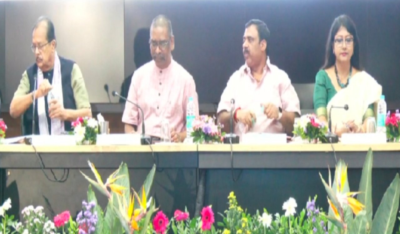 रांची: मुख्यमंत्री हेमंत सोरेन ने मेधावी छात्रों को सम्मानित किया, PGT शिक्षकों को सौंपे नियुक्ति पत्र 4 20250902 130459