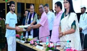 रांची: मुख्यमंत्री हेमंत सोरेन ने मेधावी छात्रों को सम्मानित किया, PGT शिक्षकों को सौंपे नियुक्ति पत्र 5 20250902 145529