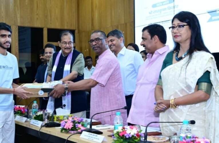 झारखंड में शिक्षा को नई ऊंचाइयों पर ले जाने के लिए हेमन्त सरकार प्रतिबद्ध: मुख्यमंत्री ने सौंपे नियुक्ति पत्र, टॉपर्स को किया सम्मानित