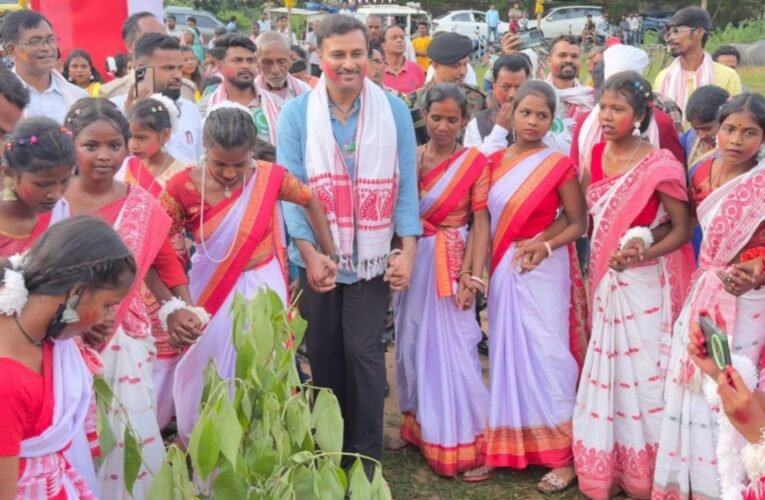 सिकिदिरी में करम पर्व की पूर्व संध्या पर उत्साहपूर्ण समारोह, सुदेश महतो हुए शामिल