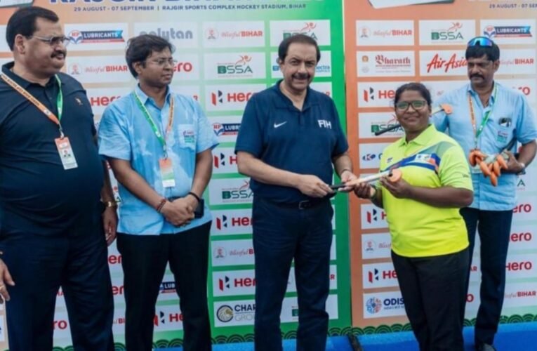 हॉकी सिमडेगा की प्रतिमा तिर्की को FIH अध्यक्ष ने किया सम्मानित