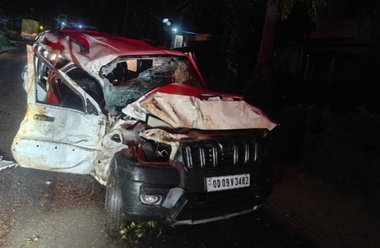 सिमडेगा में दर्दनाक हादसा: तेज रफ्तार स्कॉर्पियो पेड़ से टकराई, 9वीं कक्षा के छात्र की मौत, तीन घायल