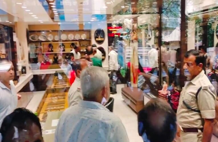 जमशेदपुर के सोनारी में दिनदहाड़े ज्वेलरी शॉप पर डकैती: दुकानदार को गोली मारकर अपराधी फरार, लाखों के आभूषण लूटे