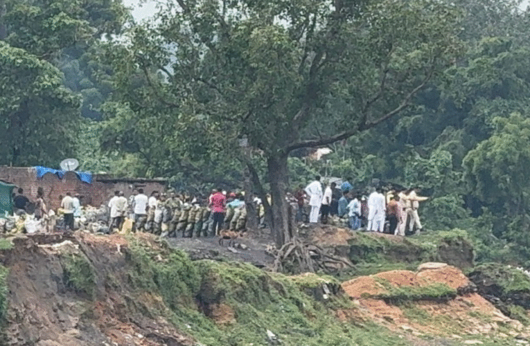 BCCL एरिया-4 में बड़ा हादसा, सर्विस वैन 400 फीट गहरी खाई में गिरी, 5-6 मजदूरों के फंसे होने की आशंका