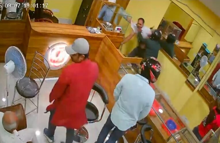 रामगढ़ में दिनदहाड़े जेसी ज्वेलर्स में लूट, नकाबपोश अपराधियों की करतूत CCTV में कैद…देखे वीडियो