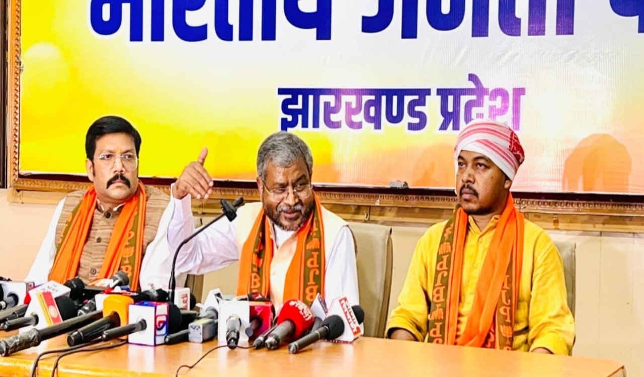 झारखंड में डीएमएफटी फंड घोटाले का सनसनीखेज खुलासा, बाबूलाल मरांडी ने हेमंत सोरेन को बताया ‘सरगना, तत्कालीन DC विजया जाधव की बढ़ सकती है मुश्किलें । 6 20250908 153911