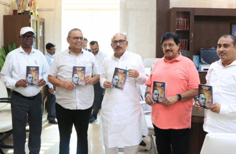 झारखंड विधानसभा अध्यक्ष रबींद्रनाथ महतो ने “अंबेडकरवादियों के चार धाम” पुस्तक का किया लोकार्पण