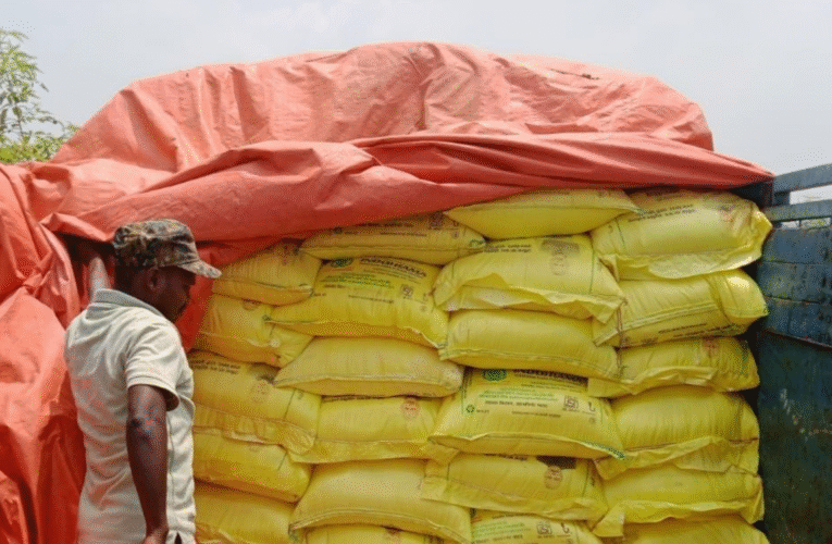 सिमडेगा में अवैध यूरिया परिवहन पर प्रशासन की बड़ी कार्रवाई, 340 बोरी यूरिया जब्त