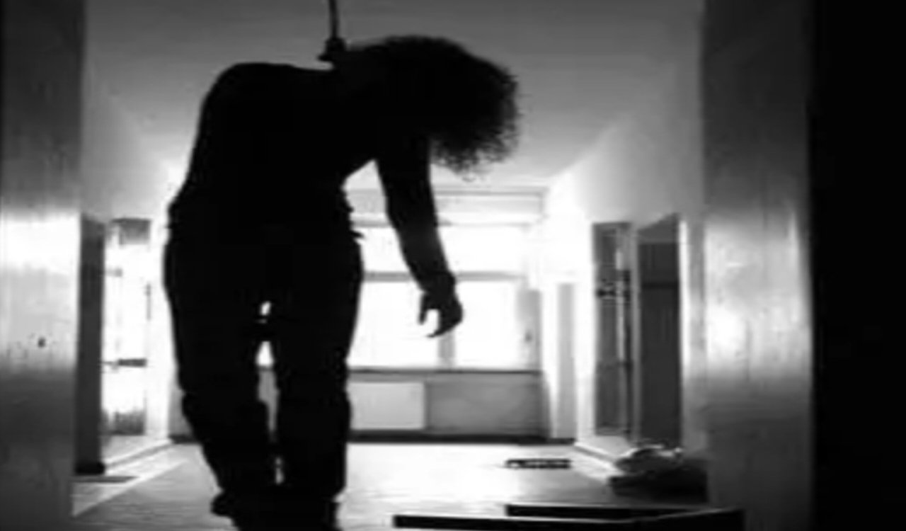 जमशेदपुर: सिदगोड़ा में विवाहिता स्नेहा श्रीवास्तव का शव फंदे से लटका मिला, मायके पक्ष ने लगाया दहेज हत्या का आरोप 4 20250909 161826