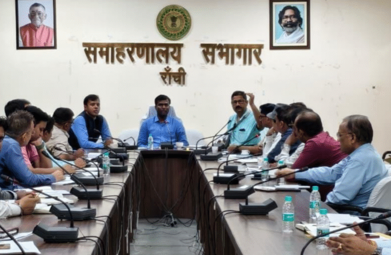 दुर्गा पूजा की व्यापक तैयारियों को लेकर उपायुक्त की अध्यक्षता में हुई बैठक