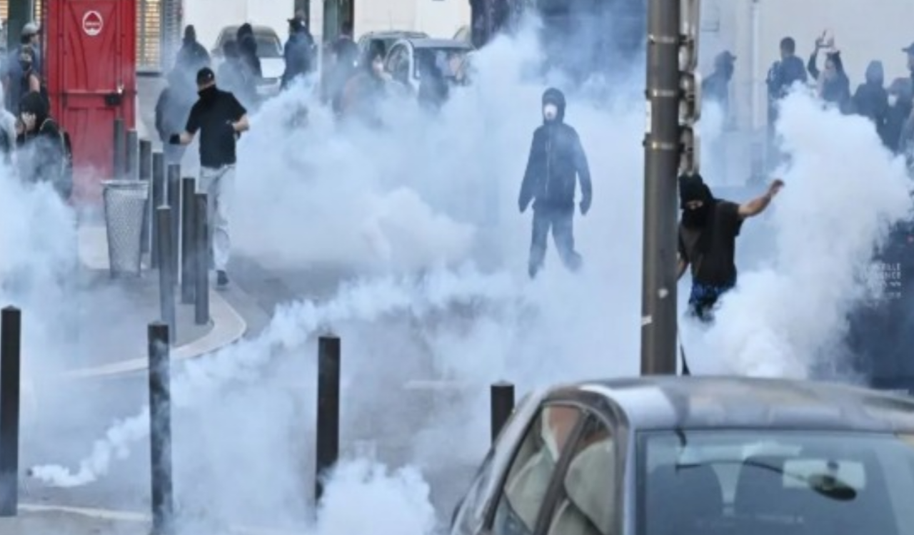 नेपाल के बाद फ्रांस में भड़की हिंसा: मैक्रों सरकार के खिलाफ सड़कों पर उतरे लाखों लोग 20250910_190506