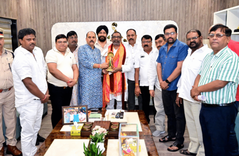 मुख्यमंत्री हेमन्त सोरेन से दुर्गा पूजा समितियों के प्रतिनिधिमंडल की मुलाकात, सपरिवार पूजा में आमंत्रण