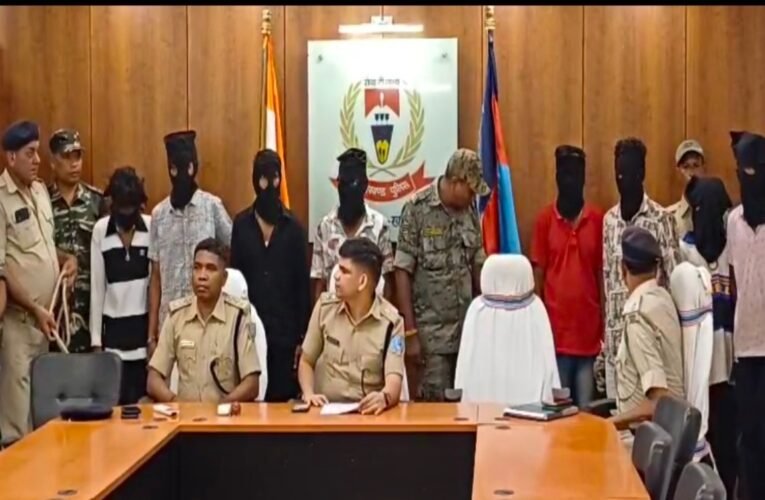 जमशेदपुर: बिष्टुपुर में दिनदहाड़े लूट और फायरिंग का खुलासा, चार अपराधी गिरफ्तार, 10.69 लाख रुपये बरामद