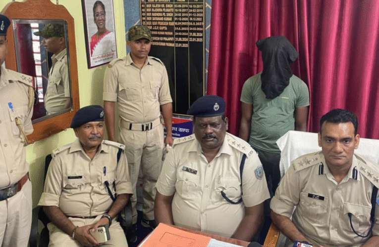 सिमडेगा पुलिस को मिली बड़ी सफलता: 19 गोवंशीय पशुओं से लदे दो बोलेरो पिकअप वाहन जप्त, एक तस्कर गिरफ्तार