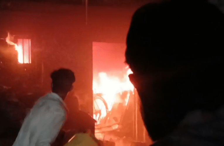 हीरापुर हटिया में आधी रात आग ने मचाई तबाही, आलू गोदाम जलकर राख, पटाखों से भड़की आग?
