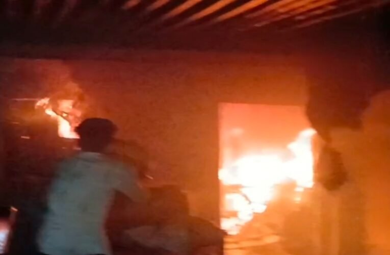 धनबाद के हीरापुर हटिया में आलू-प्याज गोदाम में भीषण आग, लाखों का नुकसान