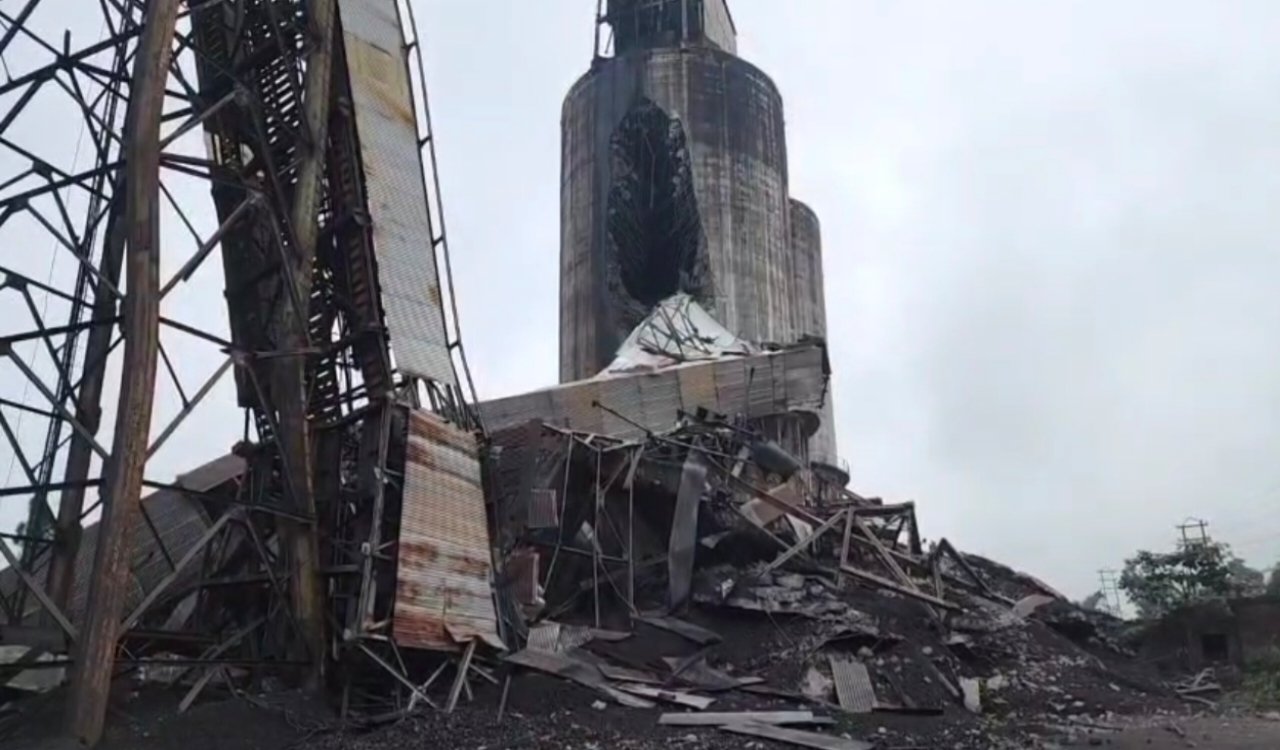 धनबाद: बीसीसीएल न्यू मधुबन वाशरी में 100 फीट ऊंचा साइलो प्लांट ढहा, एक मजदूर के फंसे होने की आशंका 20250913_134724