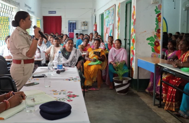 सरायकेला-खरसावाँ पुलिस द्वारा महिला अपराध नियंत्रण और सुरक्षा जागरूकता अभियान