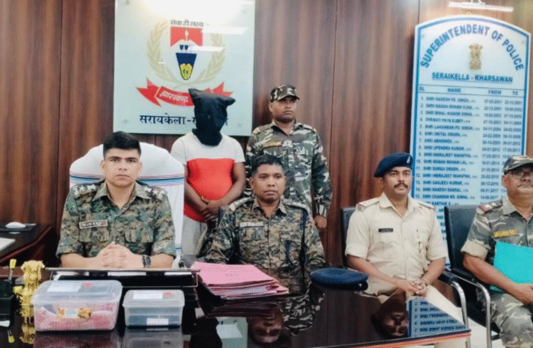 सरायकेला-खरसावां पुलिस की बड़ी कार्रवाई: अवैध हथियार के साथ एक गिरफ्तार, एक नाबालिग निरुद्ध